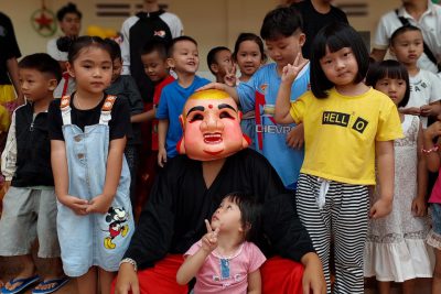 HOẠT ĐỘNG TRẢI NGHIỆM LÀM BÁNH VÀ ĐÈN LỒNG TRUNG THU CỦA CÁC BÉ CHỒI 1 – CHÂU