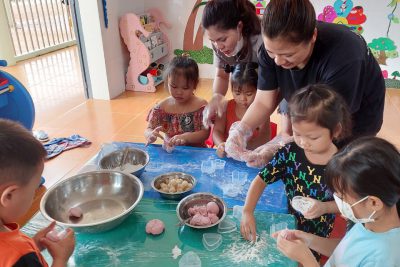 Các bé lớp chồi 1 trải nghiệm làm bánh và đèn lồng trung thu