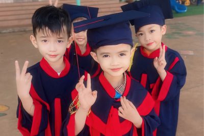 Hinh ra truong-L2-D Thuy