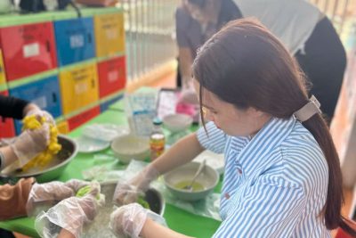 Hình ảnh các bé lớp Lá 1 trải nghiệm làm bánh trung thu