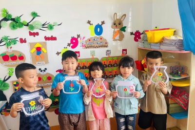 Hình ảnh các bé lớp lá 1 trải nghiệm làm thiệp tặng bà, mẹ và cô giáo nhân ngày 20/10
